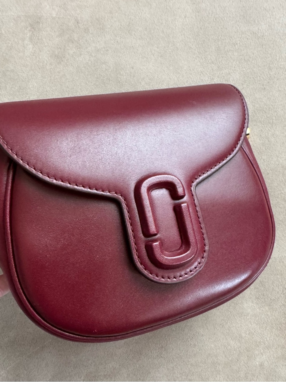 Marc Jacobs The Covered J Marc Saddle Bag in cherry maroon wine red - Picture 14 of 15